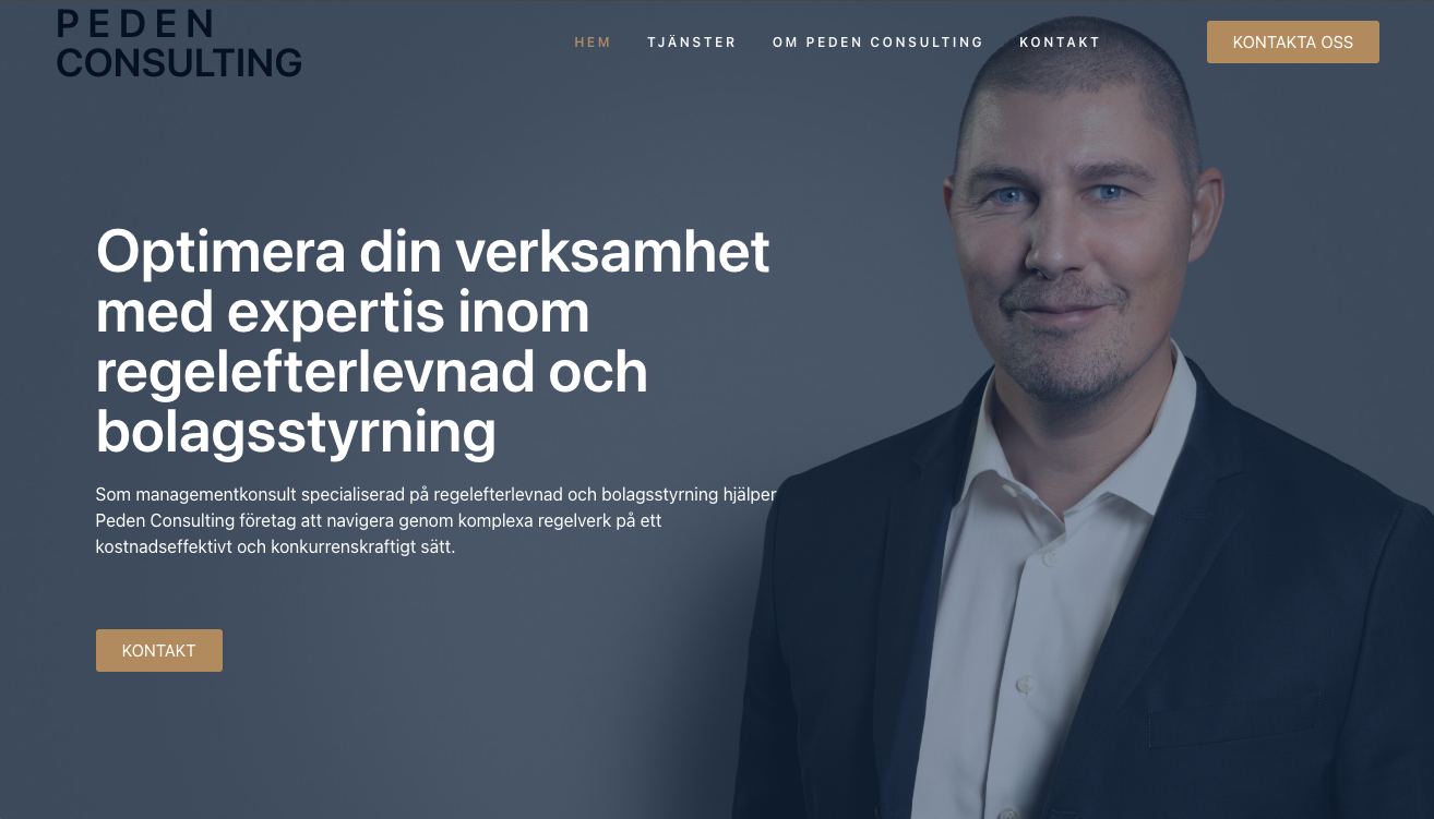 Skärmdump av Peden Consultings webbplats hemsida med Per i kostym, navigeringsmeny och en rubrik om expertis inom regelefterlevnad och bolagsstyrning.