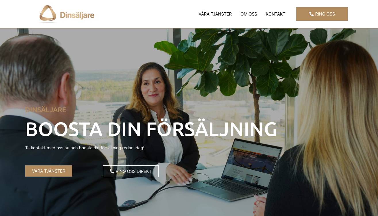 Jyotsna och två personer sitter runt ett bord i ett modernt kontor och diskuterar affärer; en bärbar dator och ett anteckningsblock syns på bordet.