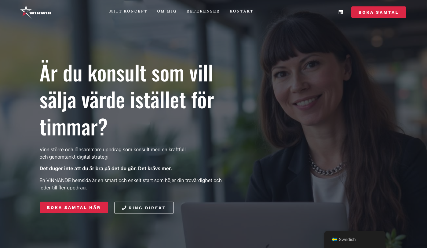 Maya RAW sitter vid ett skrivbord och planerar nästa aktivitet för sig och sina kunder. Här positiv och ler.