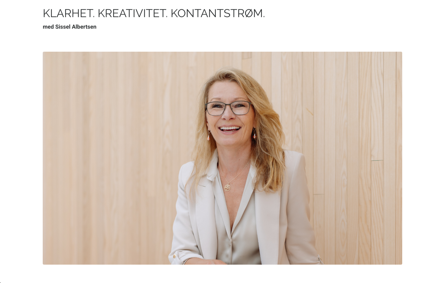 En kvinna i ljus kostym och glasögon ler medan hon sitter framför en träpanelvägg. Texten ovan lyder: KLARHET. KREATIVITET. KONTANTSTRØM. med Sissel Albertsen.